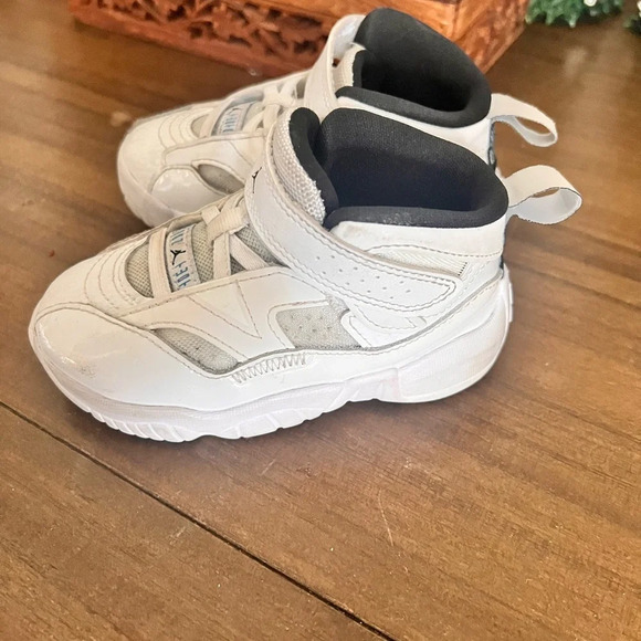 Jordan Kids' White Sneakers - Picture 2 of 5